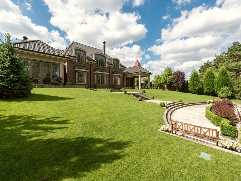 Estate landscape with mature specimen trees and stone walls — Mediterranean warmth